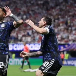 Argentina vence Inglaterra de virada e avança à final