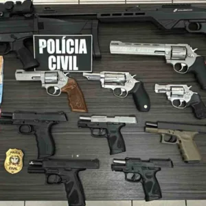 Arsenal com fuzil e 10 armas é apreendido durante operação em Navegantes