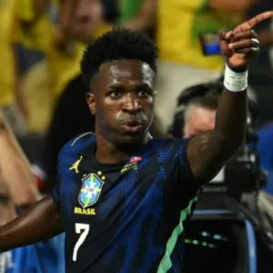 Arsenal monitora, mas Vini Jr prioriza renovar com o Real