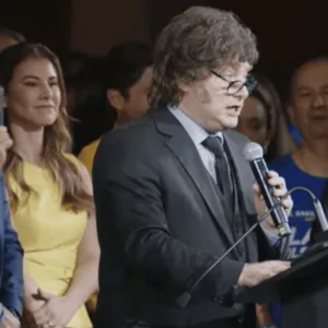 Brasil convoca embaixador argentino após fala de Milei contra Lula