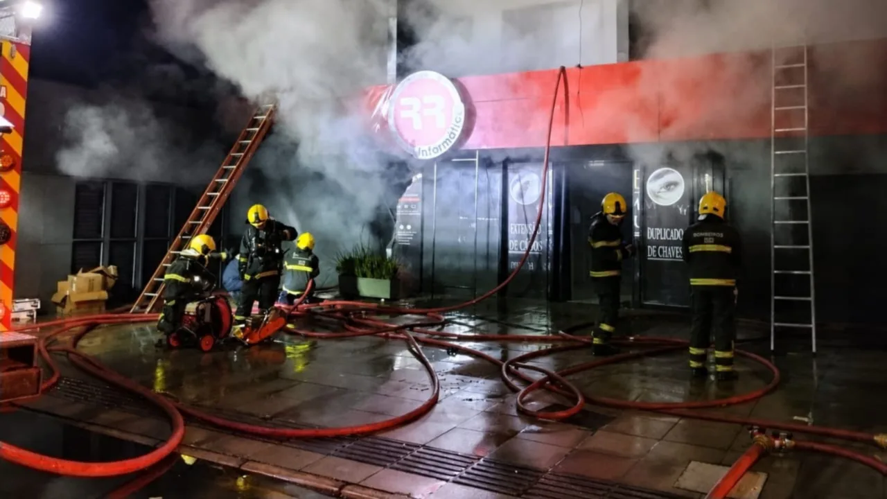 Calor extremo dificulta resgate de duas vítimas encontradas inconscientes em incêndio em São José