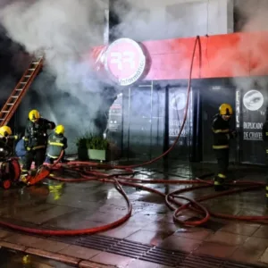 Calor extremo dificulta resgate de duas vítimas encontradas inconscientes em incêndio em São José