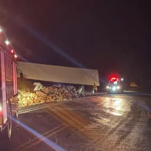 Acidente com carreta e carro mobiliza bombeiros na BR-470