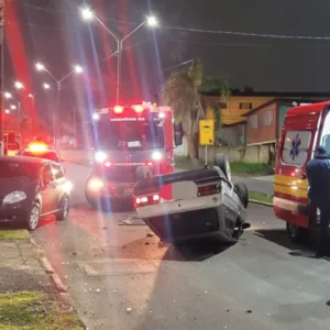 Carro capota após colisão e motorista é detido em Lages