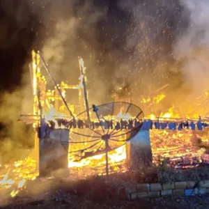 Casa é totalmente destruída pelas chamas em incêndio no interior de SC