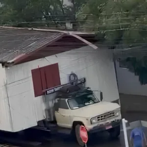 Casa é transportada de caminhão pelas ruas de Chapecó; veja o vídeo