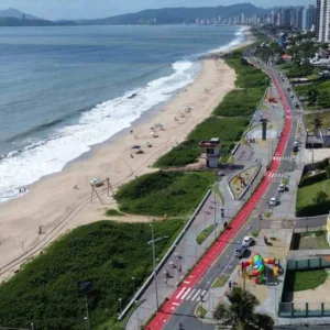 Cidade com praias de águas calmas em SC abre concurso com salários de até R$ 22,9 mil