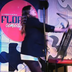Comediante leva cadeirada durante show em Florianópolis