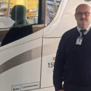 Conheça o motorista de ônibus que transforma cada viagem em uma oportunidade de fazer a diferença