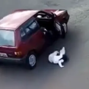Criança cai de carro em movimento em Chapecó