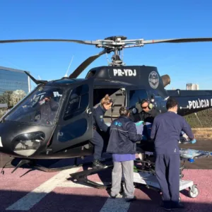 Criança é levada de helicóptero após acidente na SC-492