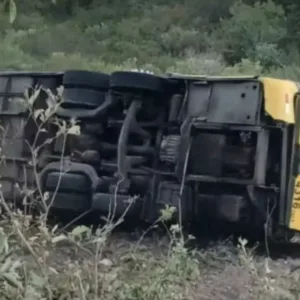 Duas pessoas morrem após ônibus com romeiros tombar no Ceará