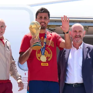 Espanha desembarca em Madri após conquistar a Copa do Mundo