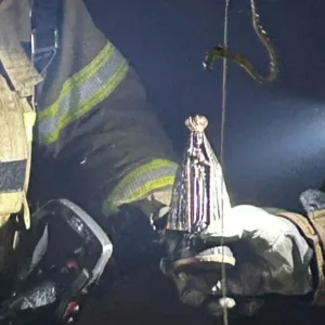 Estátua de Nossa Senhora Aparecida é encontrada intacta em meio a incêndio no RS
