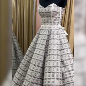 Estilista cria vestido com quase três mil 'liners' de figurinhas do álbum da Copa
