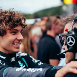 F1 Kimi Antonelli volta a vencer em Spa após corrida marcada por safety car