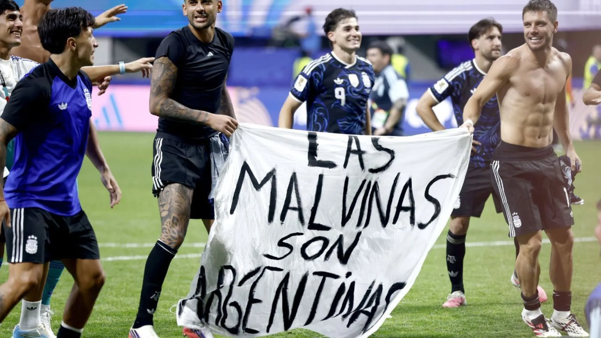 Após vencer a Inglaterra, jogadores exibiram faixa sobre as Malvinas, ignorando recomendações da Fifa e reacendendo rivalidade