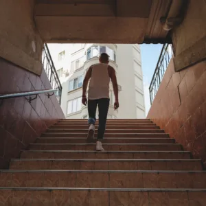 Falta de ar ao subir escadas pode ser insuficiência cardíaca