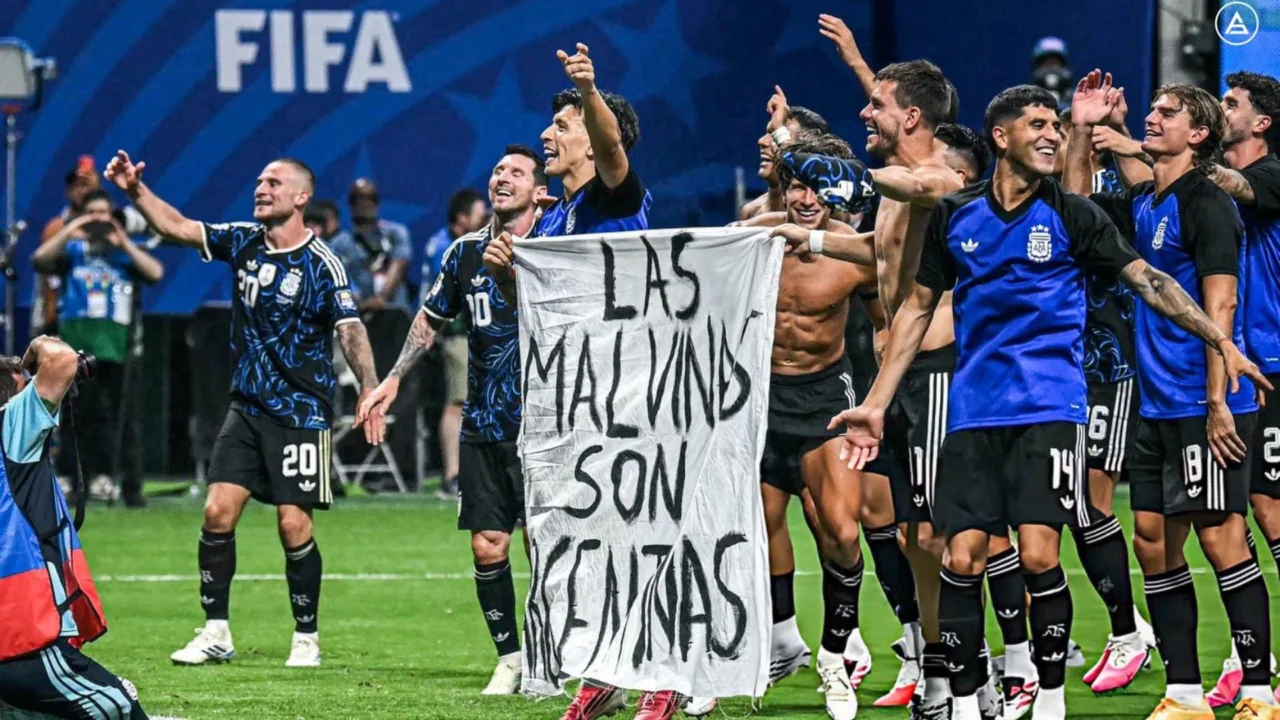 Fifa avalia possível punição após faixa da Argentina sobre as Ilhas Malvinas