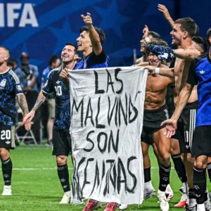 Fifa avalia possível punição após faixa da Argentina sobre as Ilhas Malvinas
