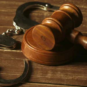 Homem condenado a mais de 13 anos por agredir ex em Modelo