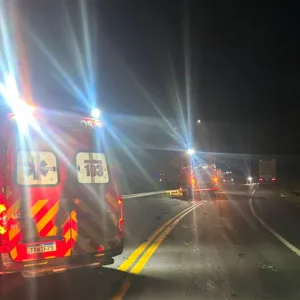 Homem de 53 anos morre após batida entre moto e caminhão na BR-470 no Alto Vale