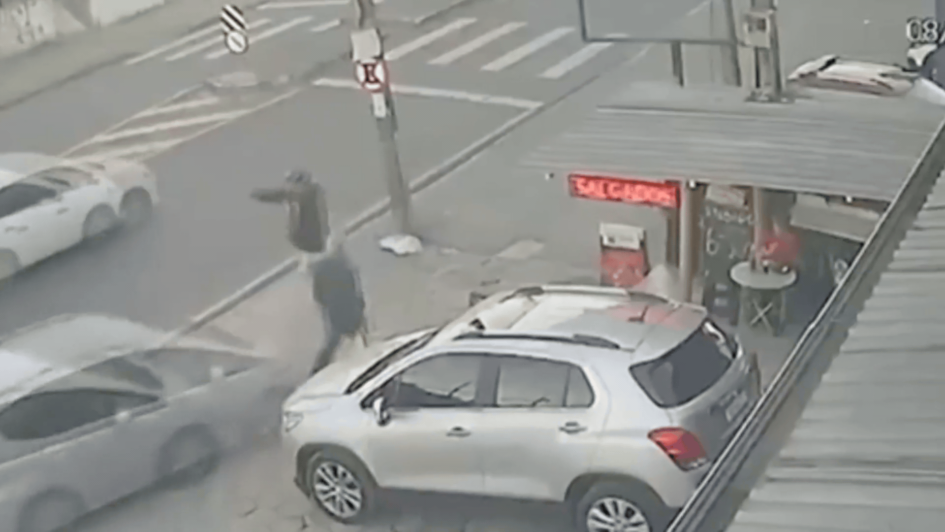 Homem de 75 anos morre após ser atropelado por carro em alta velocidade