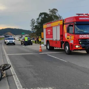 Homem morre após grave acidente entre carro e moto na BR-470 em Gaspar