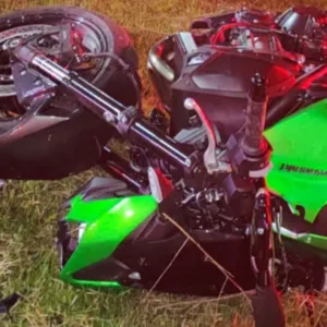 Homem morre e outro fica gravemente ferido após moto bater em poste em SC