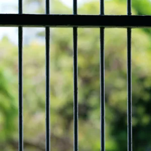 Homem rompe tornozeleira eletrônica, sequestra mulher e a mantém em cárcere privado em SC