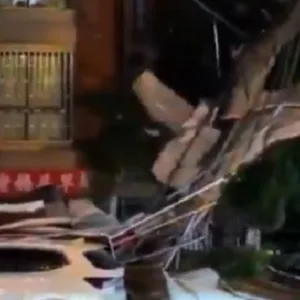 Homem sobrevive após ser lançado do 12º andar por tornado na China