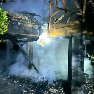 Incêndio destrói cabana no interior de Urubici