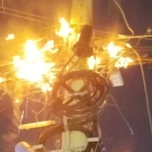 Incêndio em poste deixa bairro sem energia e causa trânsito em Joinville