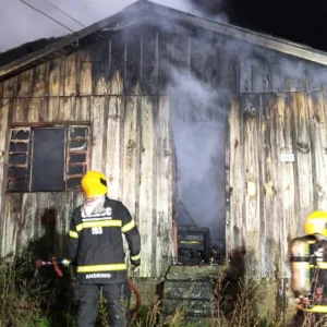 Incêndio em residência de madeira mobiliza bombeiros em Lages