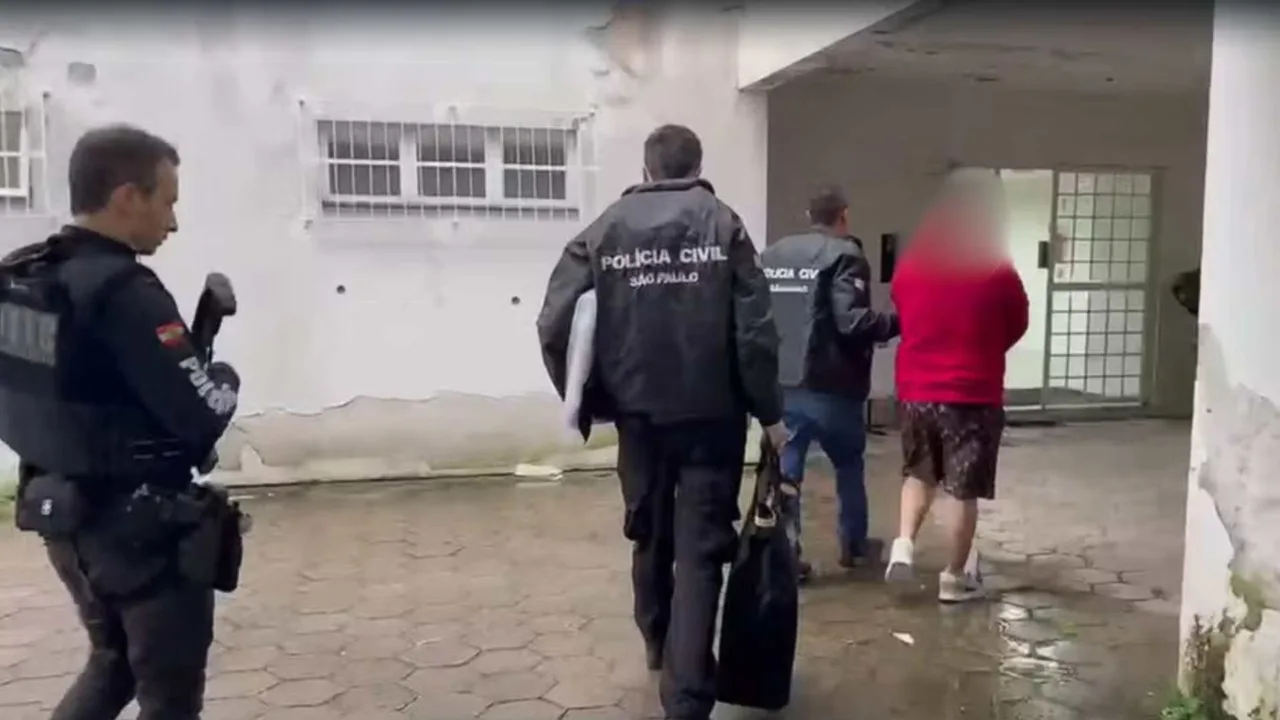 Influenciador é preso em Florianópolis por suspeita de pornografia infantil e extorquir crianças pela internet