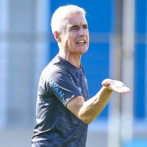 Luís Castro desfalca Grêmio contra o Bolívar; entenda