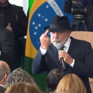 Lula mostra o dedo do meio durante evento do governo em Brasília