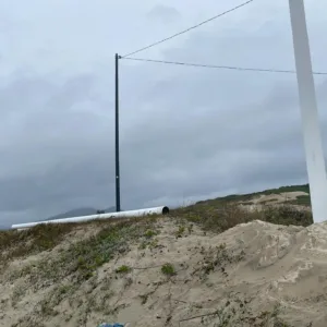 Justiça manda retirar postes instalados na Praia do Campeche