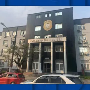Mãe de criança morta espancada pelo pai é presa no RS por omissão