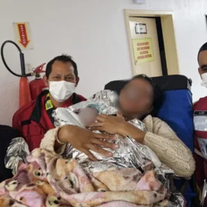 Mãe entra em trabalho de parto e bebê nasce em casa