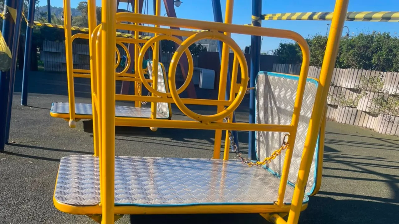 Menino de 9 anos sofre esmagamento após ficar preso sob balanço em parquinho de SC
