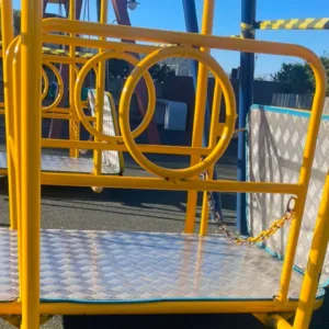 Menino de 9 anos sofre esmagamento após ficar preso sob balanço em parquinho de SC