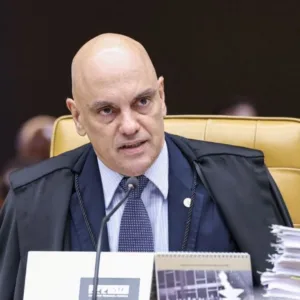 Moraes suspende visitas de Flávio a Bolsonaro por 90 dias