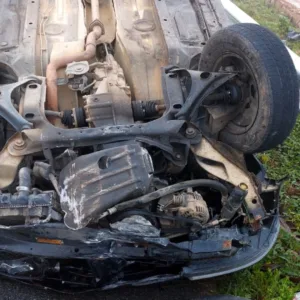 Motorista é ejetado do veículo após capotamento na BR-470