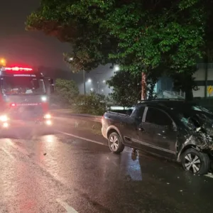 Motorista fica encarcerado após colisão em Lages