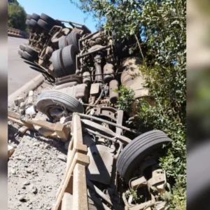 Motorista fica soterrado após carreta capotar no Oeste de SC