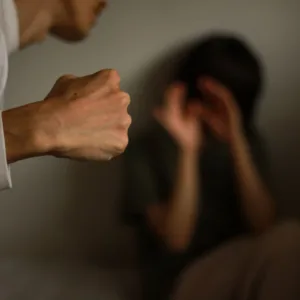 Mulher é agredida com socos e tem cabelo cortado durante ataque do companheiro em Gaspar