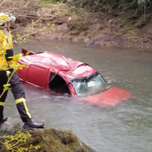 Mulher morre após carro cair em rio na SC-283 entre São Carlos e Palmitos