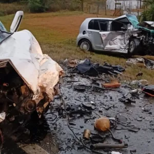 Mulher morre em acidente entre dois carros na BR-116, em Ponte Alta