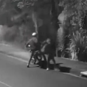 Mulher tem bolsa roubada, é derrubada e agredida em São José